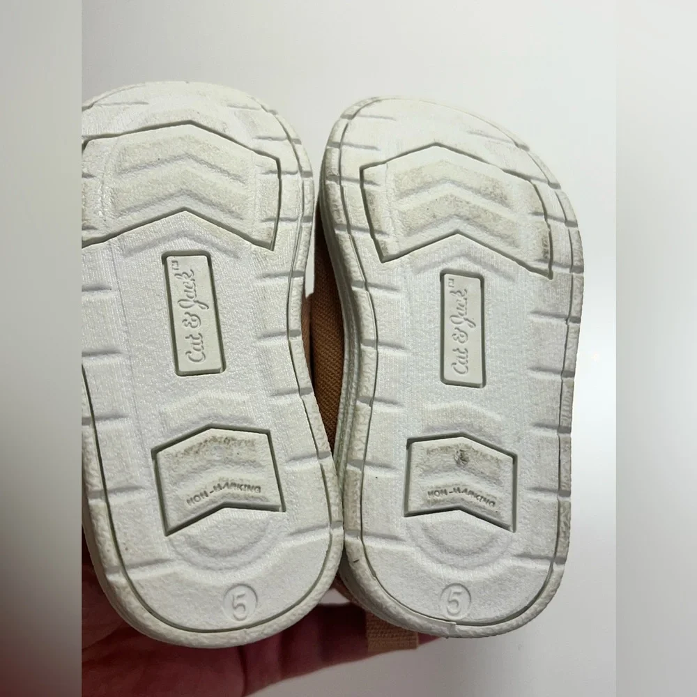 Baby shoes easy on size 5